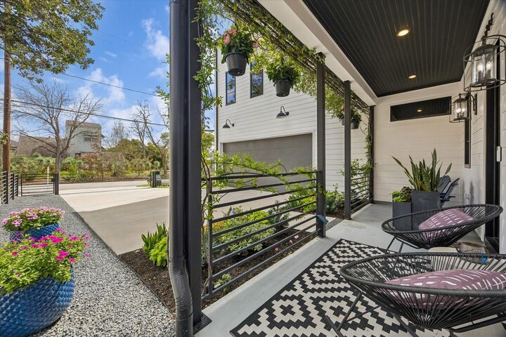 Property Photo: 2705 Julian Street TX 77009