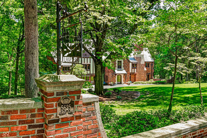 Property Photo:  
