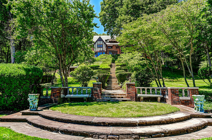 Property Photo:  