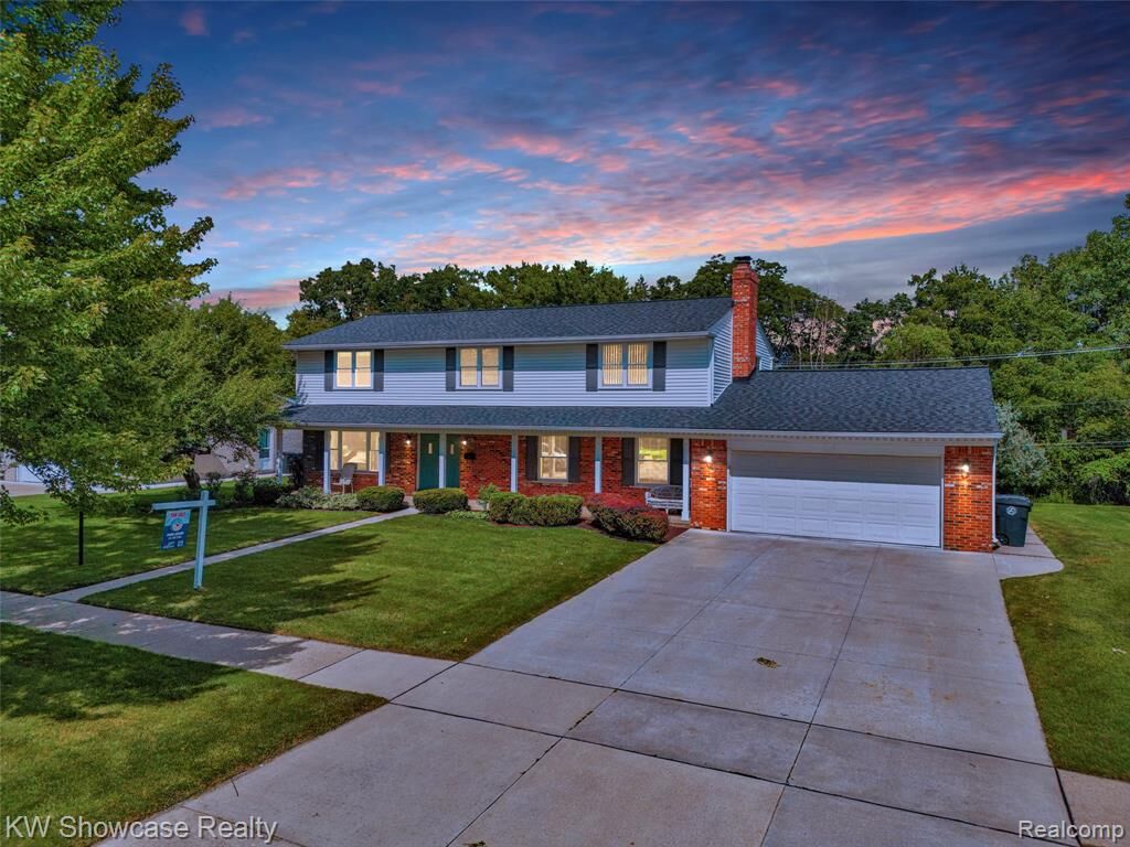 Property Photo:  16720 Wayne Road  MI 48154 2217 