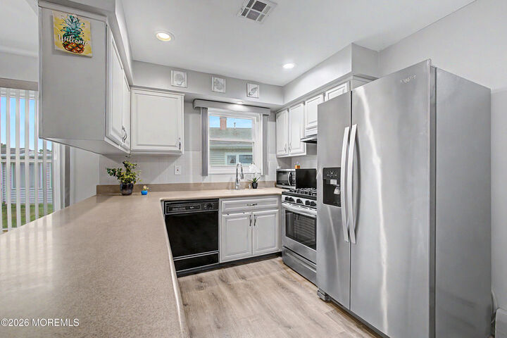 Property Photo:  20 Thronbury Court  NJ 08757 