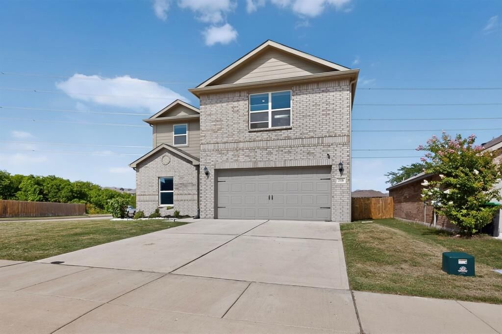 Property Photo: 218 Banjo Trail TX 76071