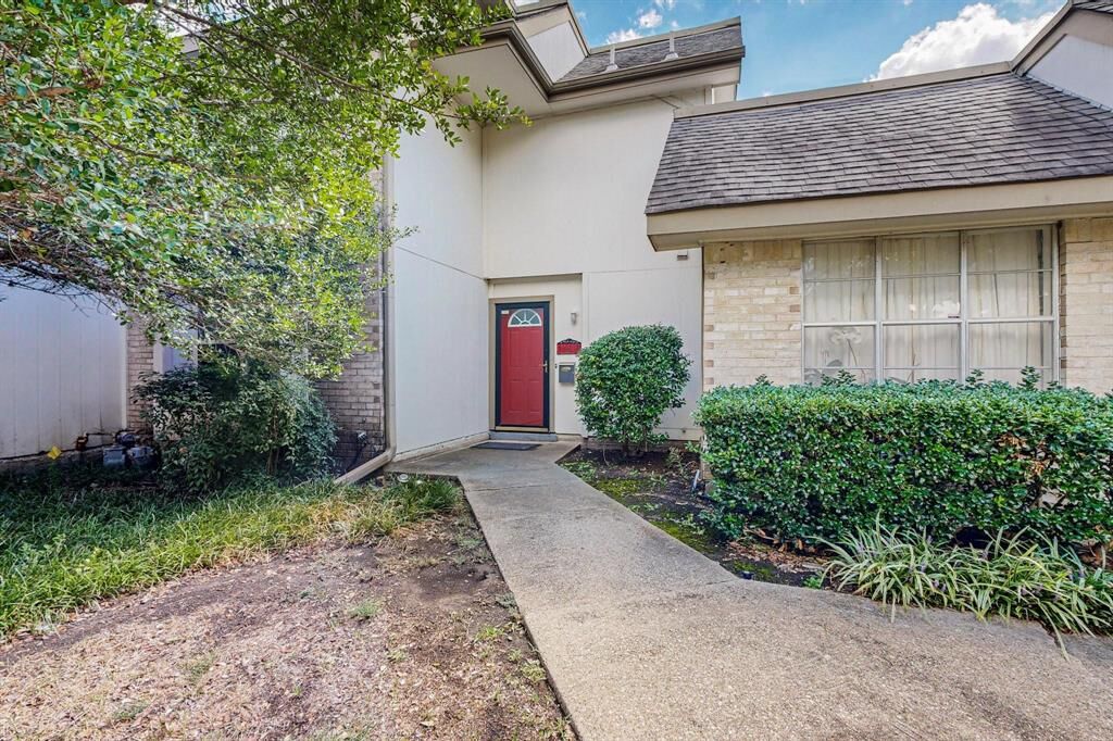 Property Photo: 13818 Methuen Green Lane TX 75240