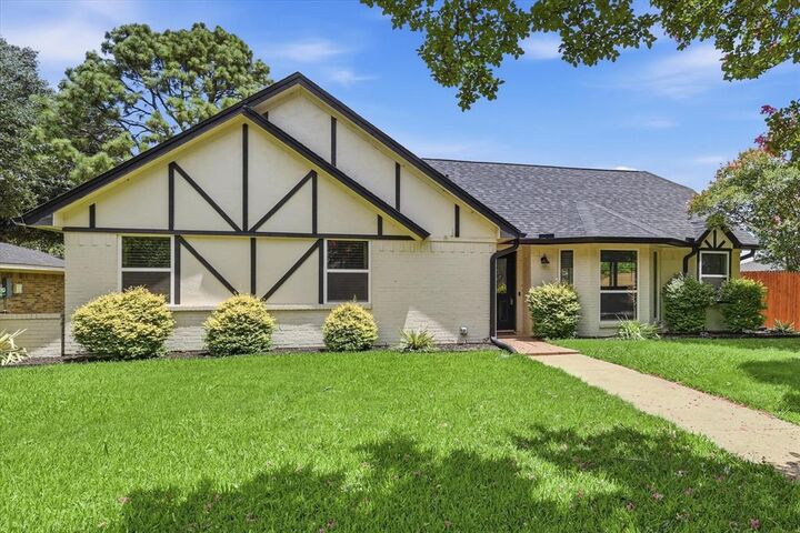 Property Photo:  1513 Chisolm Trail  TX 75077 