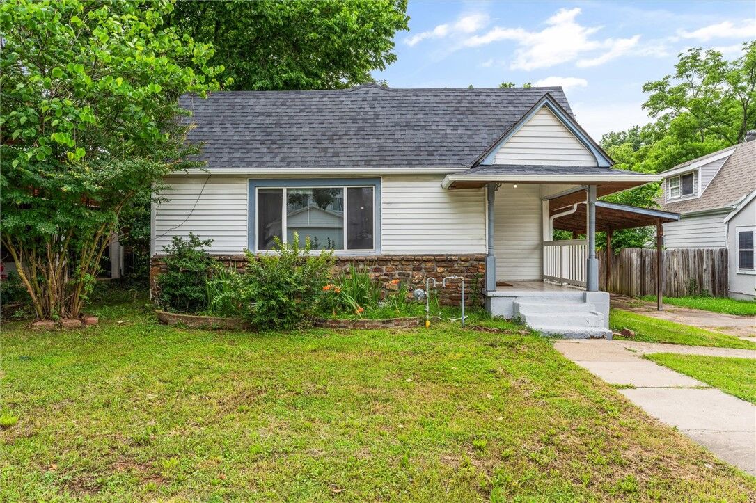 Property Photo:  716 N Mount Olive Street  AR 72761 
