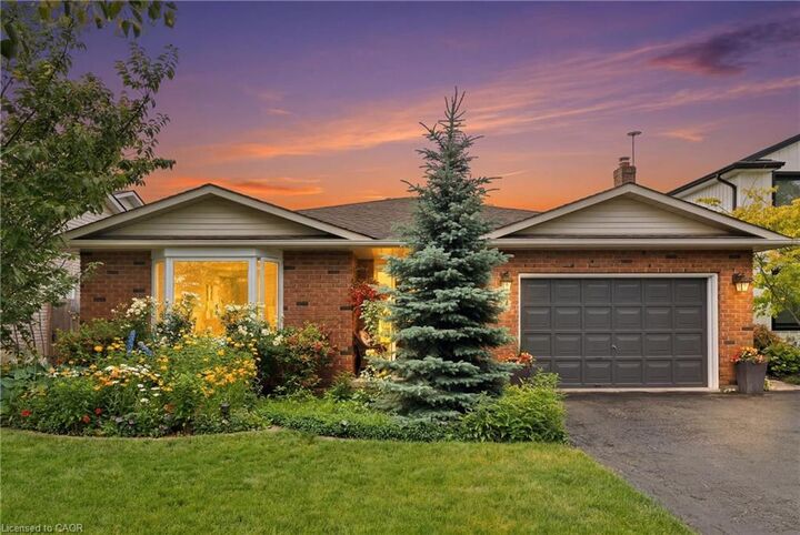 Property Photo: 12 Stonebridge Gate ON L2S 3N1
