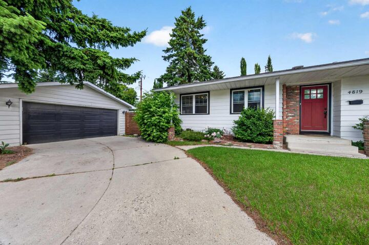Property Photo:  4819 Vanguard Road NW  AB T3A 0R5 