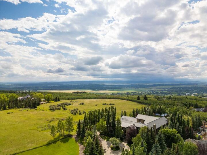 Property Photo: 209 Pinnacle Ridge Place SW AB T3Z 3N8