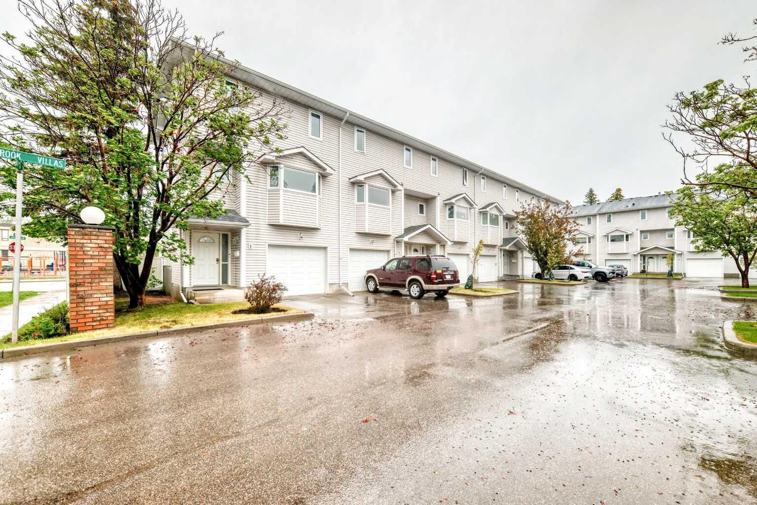 Property Photo: 4 Glenbrook Villas SW AB T3E 7E8