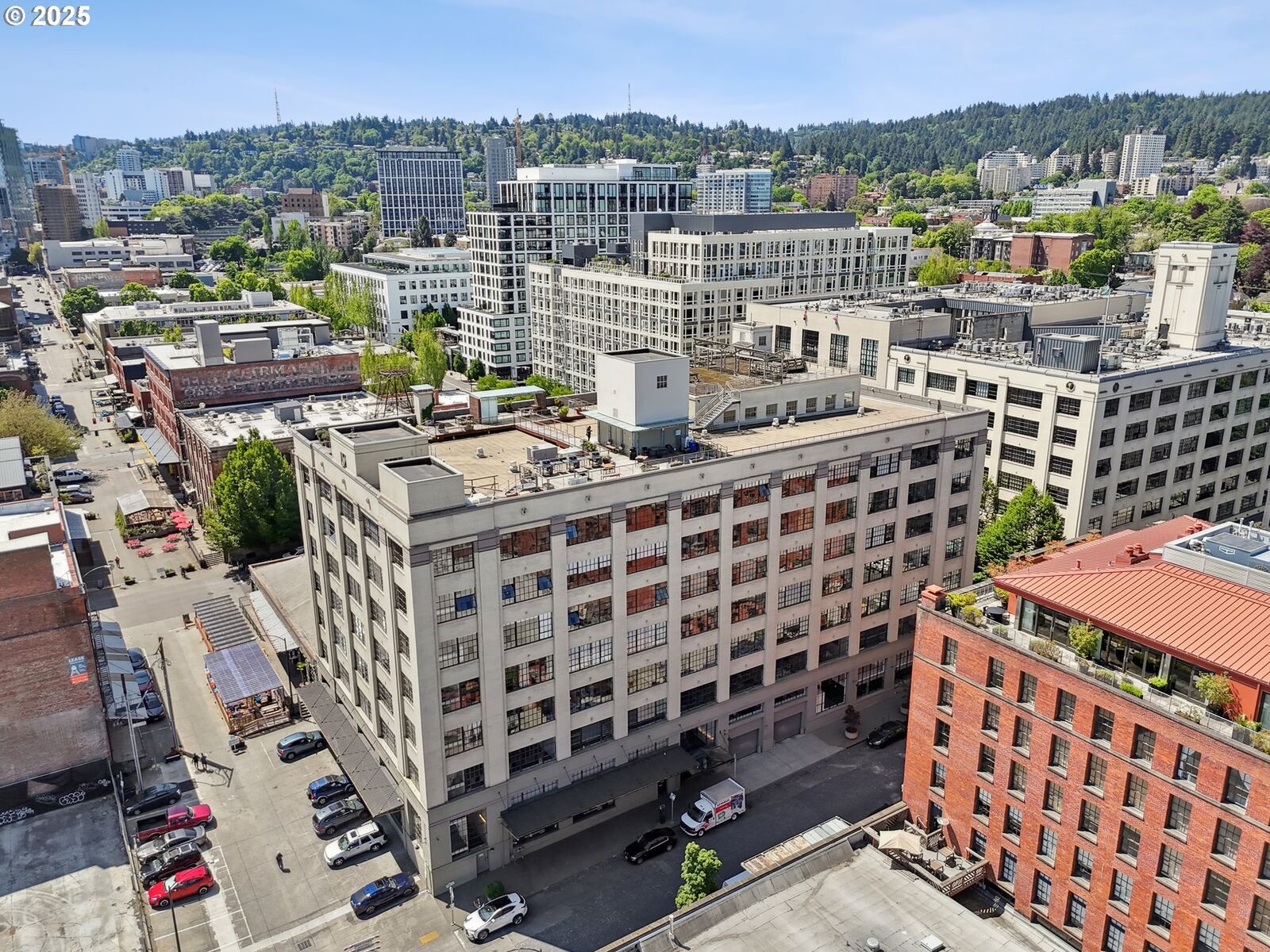 Property Photo:  1314 NW Irving St 606  OR 97209 