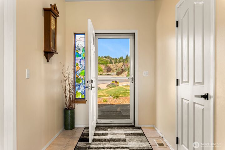 Property Photo:  536  Hillcrest Circle Drive  WA 98841 