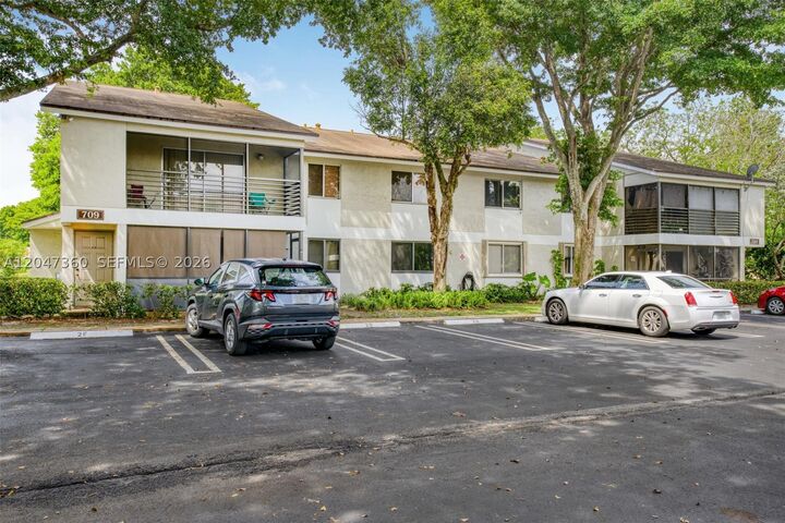 Property Photo: 709 Gardens Dr 101 FL 33069