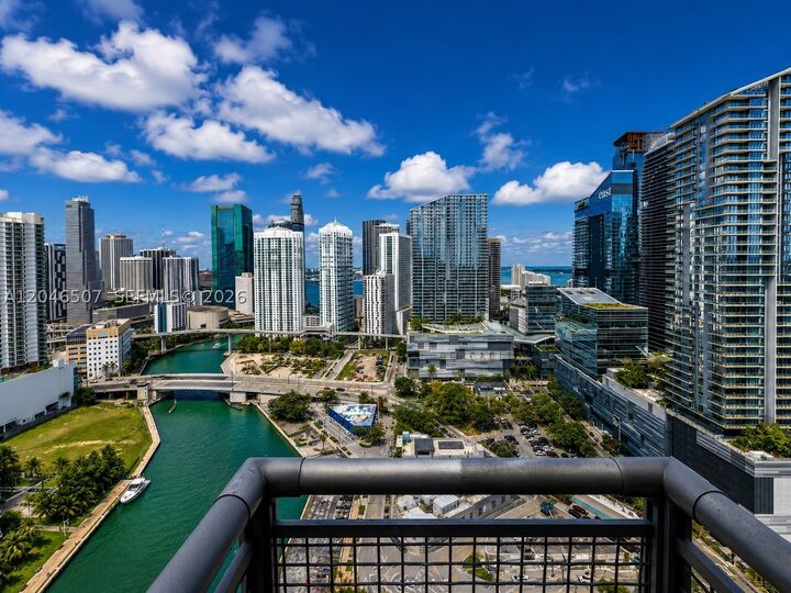 Property Photo:  690 SW 1st Ct 3104  FL 33130 