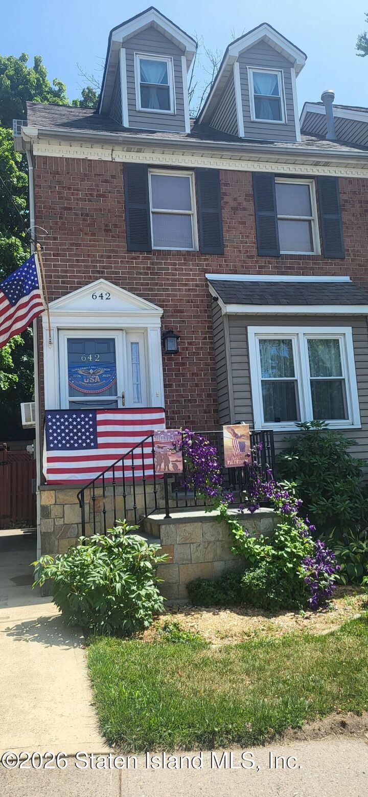 Property Photo:  642 Castleton Avenue  NY 10301 