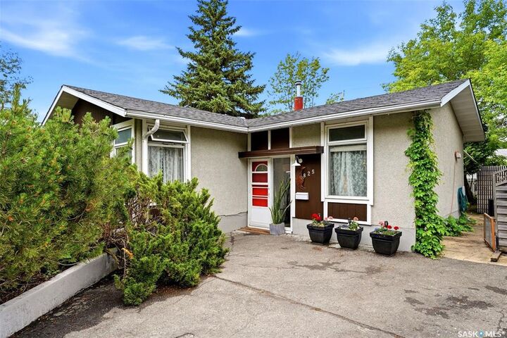 Property Photo: 825 Shannon Road SK S4S 5K1