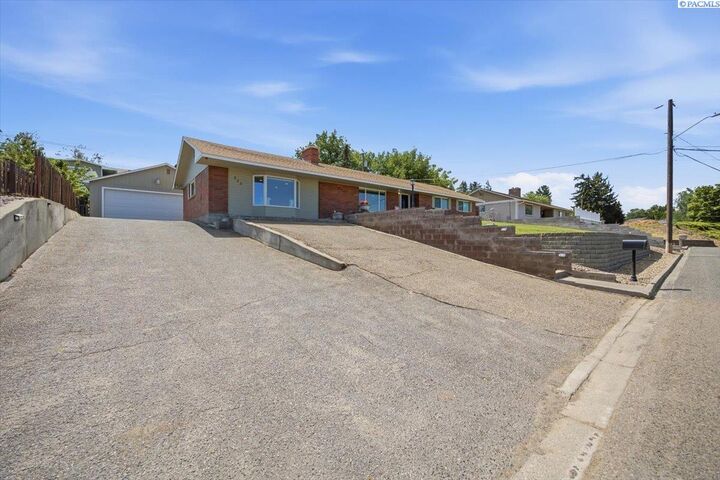 Property Photo:  933 Vine Ave  WA 98944-1743 