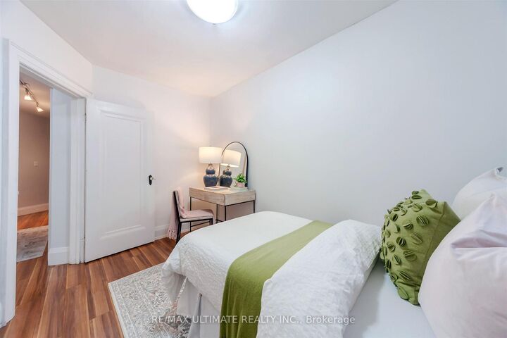 Photo de la propriété:  46 Lorindale Avenue Upper  ON M5M 3C2 