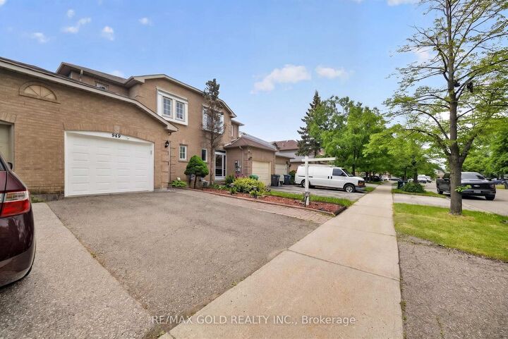 Property Photo: 949 Blizzard Road ON L5V 1T1