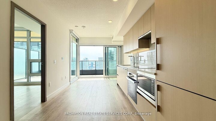Property Photo: 3 Concord Cityplace Way 3601 ON M5V 0X4