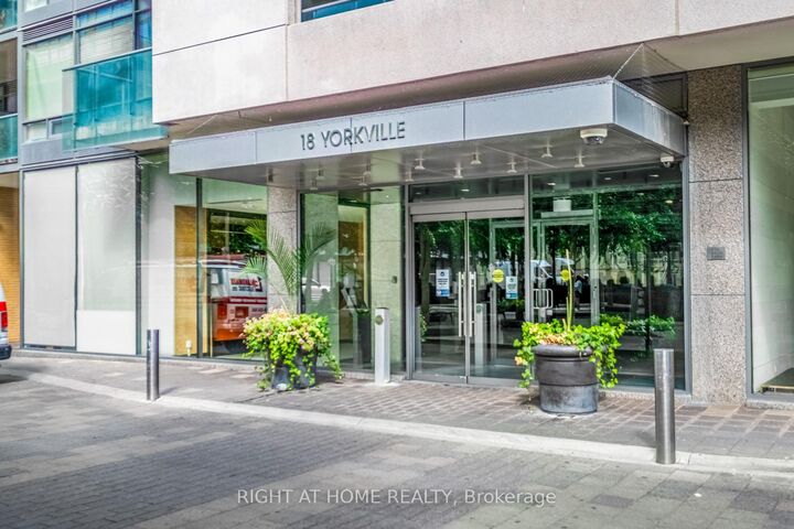 18 Yorkville Avenue 305 — photo 1