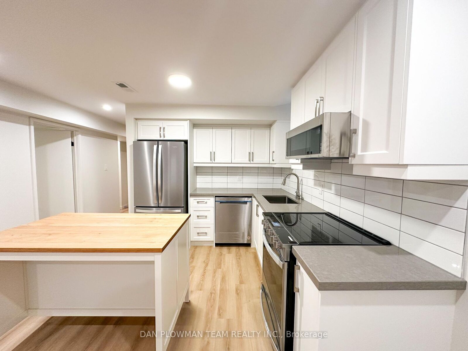 Property Photo:  813 Groveland Avenue Bsmt  ON L1K 0C3 
