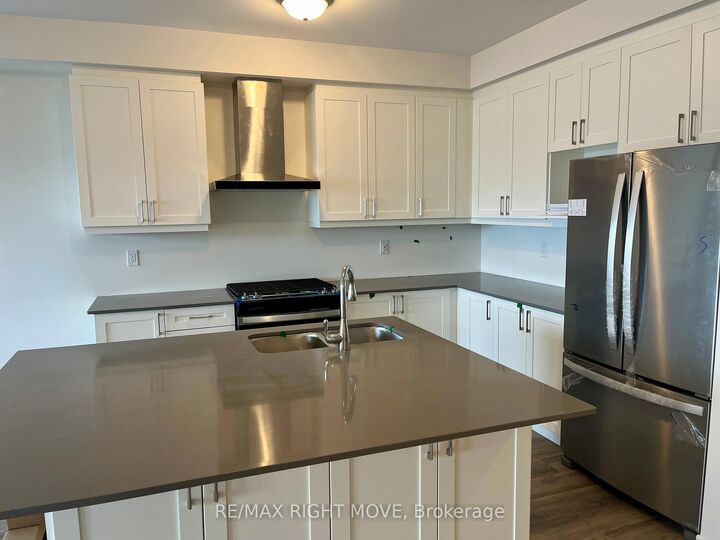 Property Photo:  18 Wyn Wood Lane  ON L3V 8P6 
