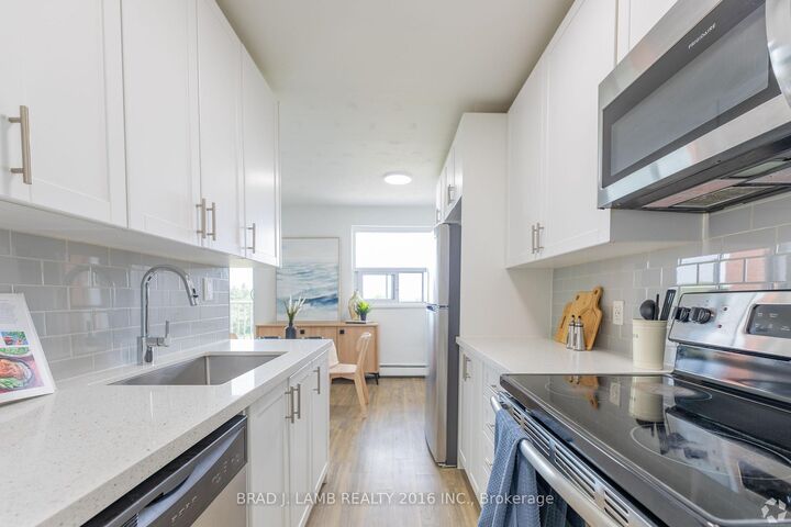 Property Photo: 718 Lawrence Road E 501 ON L8K 1Z6