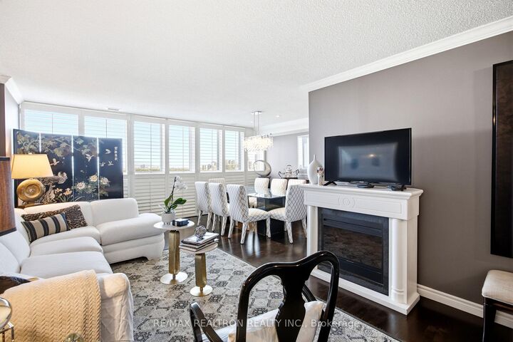 Property Photo:  3000 Bathurst Street Ph3  ON M6B 3B4 