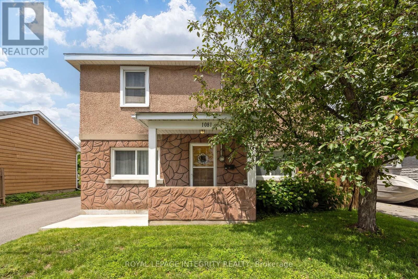 Property Photo: 1081 Kenaston Street ON K1B 3P8