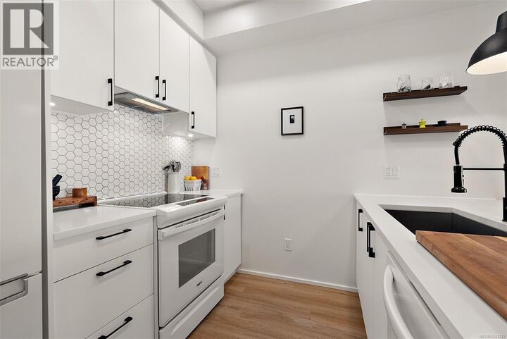 Property Photo:  2348 Beacon Avenue 203  BC V8L 1X3 