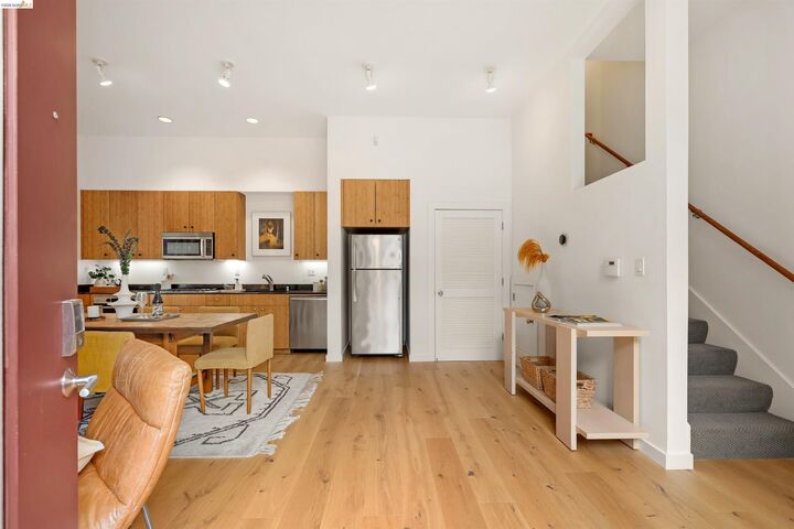 Property Photo: 21 Covent Ln CA 94608