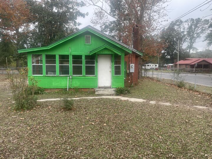 Property Photo: 698 W Walnut Avenue FL 32536