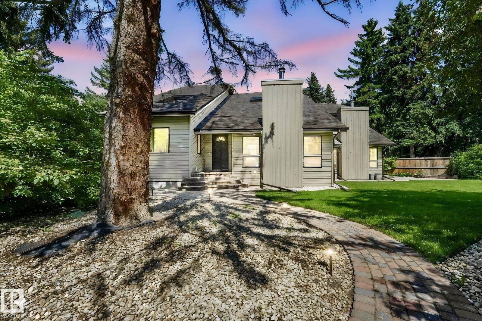 Property Photo:  11822 91 Avenue NW  AB T6G 1B2 