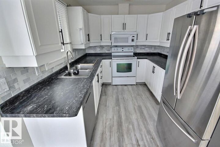 Property Photo:  9457 156 Street NW  AB T5R 1Z5 