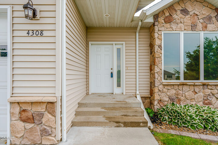 Property Photo:  4308 Boulder Ridge Road  ND 58503 
