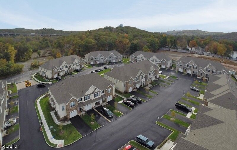 Property Photo:  11 Dogwood Ln 11  NJ 07420 