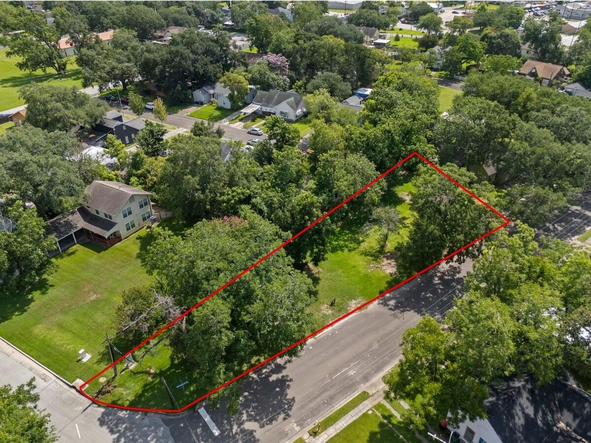 Property Photo: 214 W Hunnicutt Street TX 77520
