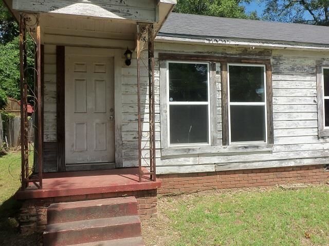 Property Photo:  2910 S Broadway  TX 75662 