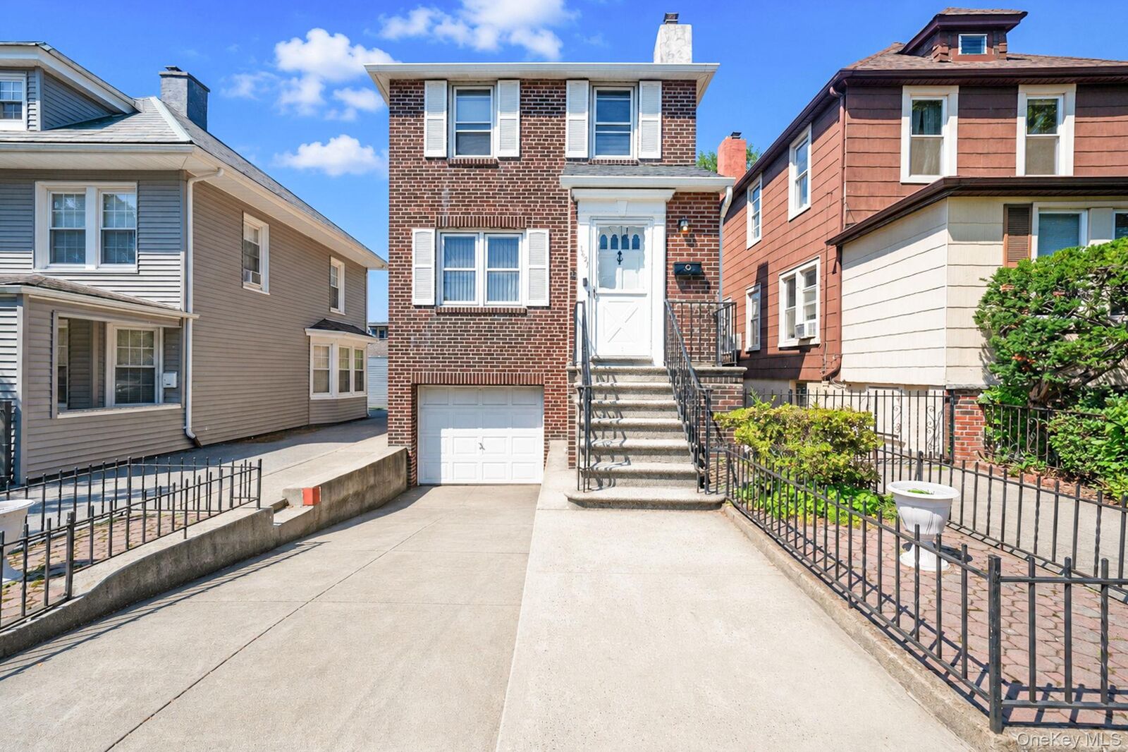 Property Photo:  1621 Lurting Avenue  NY 10461 