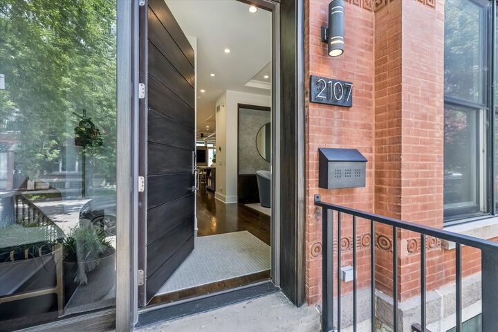 Property Photo: 2107 W Erie Street IL 60612