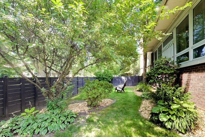 Property Photo:  2012 W Estes Avenue  IL 60645 