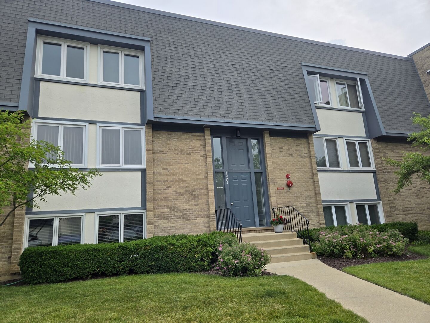 Property Photo: 2025 Ammer Ridge Court 202 IL 60025