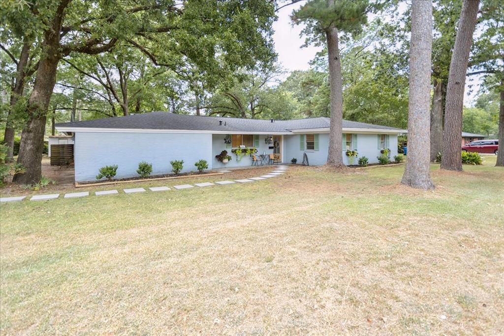 Property Photo:  1302 Shadybrook Drive  TX 75904 