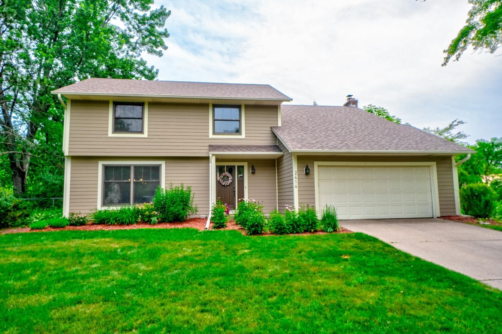 Property Photo: 2414 Oakridge Court MN 55082