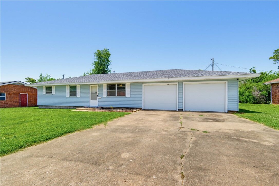 Property Photo:  920 N 11th Street  AR 72756 