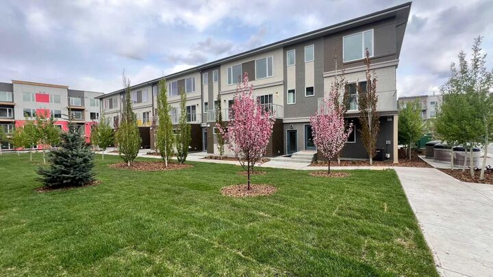 Property Photo:  212 Shawnee Square SW  AB T2Y 0T7 