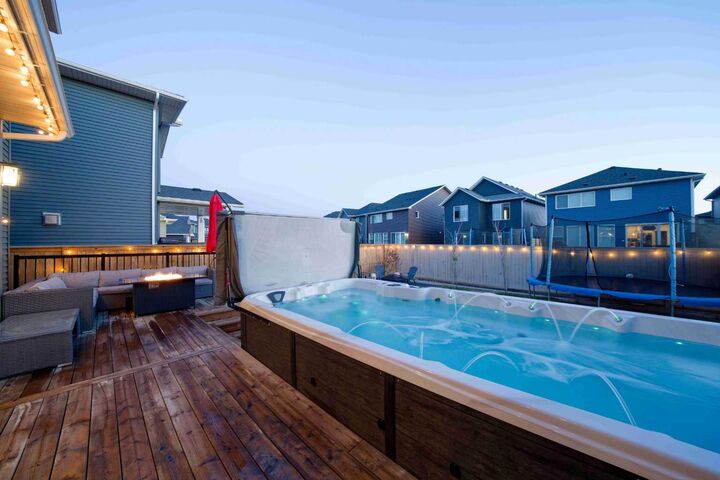 Property Photo: 1595 Baywater Street SW AB T4B 5K6