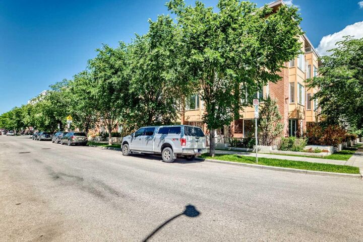 Property Photo: 1010 Centre Avenue NE 402 AB T2E 4M6