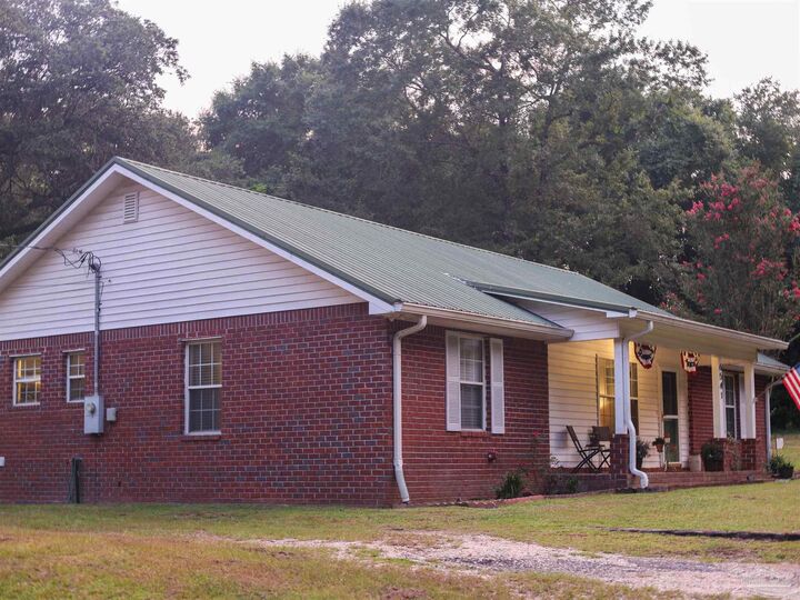 Property Photo: 6541 Stubbs Rd FL 32570