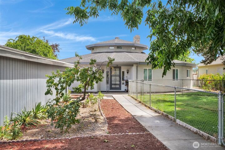 Property Photo:  813 S Sycamore  WA 98837 
